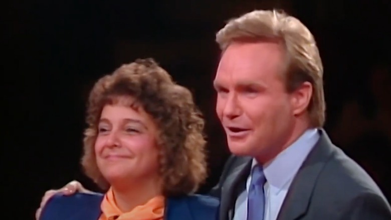 Ray Combs souriant avec un participant de Family Feud