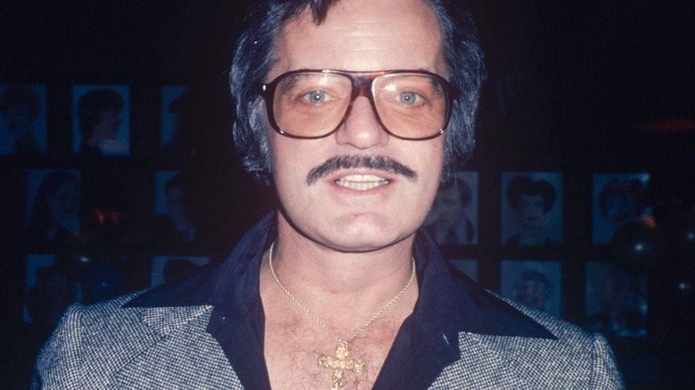 Robert Goulet gritting teeth and wearing big glasses in 1970