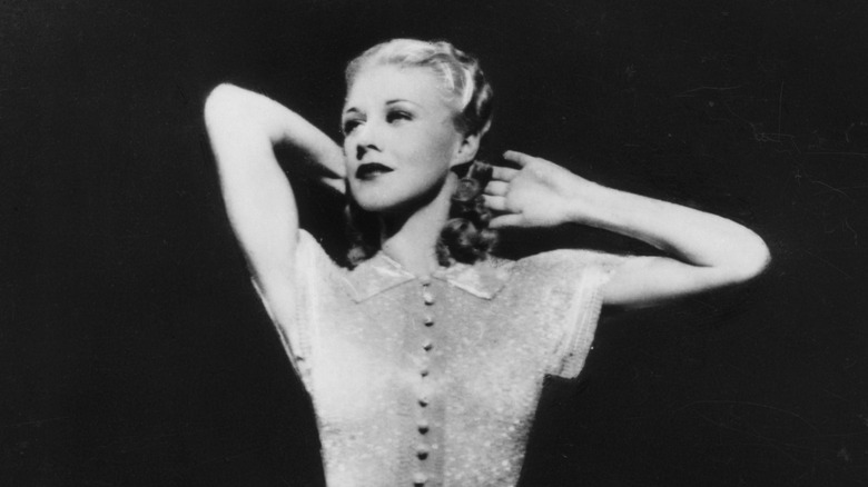 Ginger Rogers appréciant l'attention