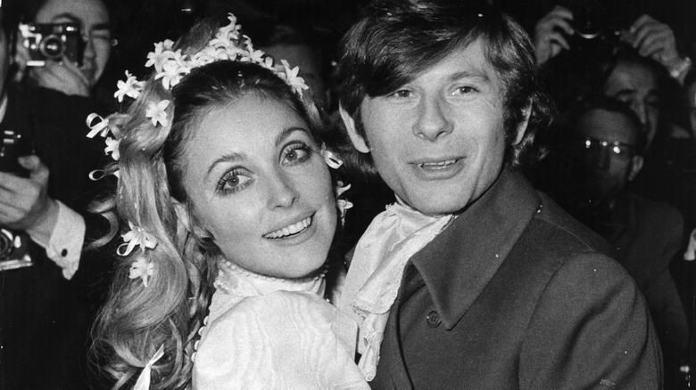 Sharon Tate et Roman Polanski s'enlacent le jour de leur mariage