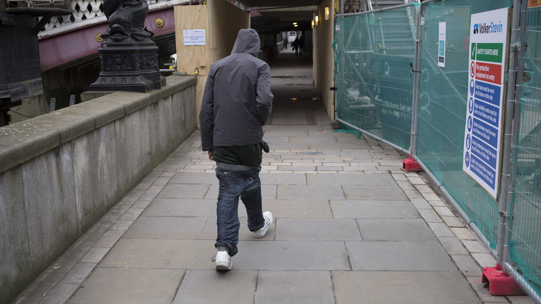 Jeune homme avec un pantalon tombant