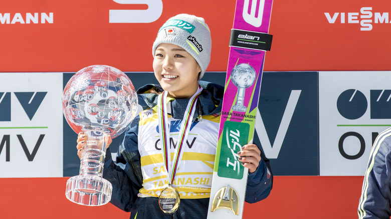 Sara Takanashi avec un trophée