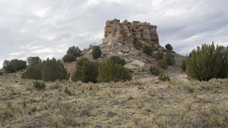 Une haute colline rocheuse au Texas