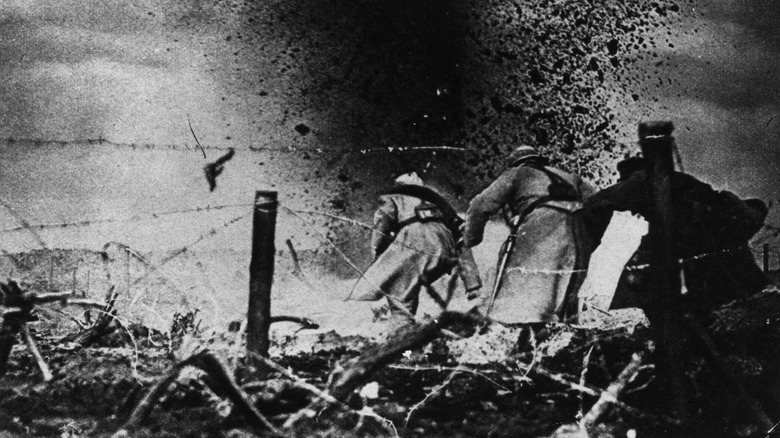 Soldats sur le champ de bataille pendant la Première Guerre Mondiale