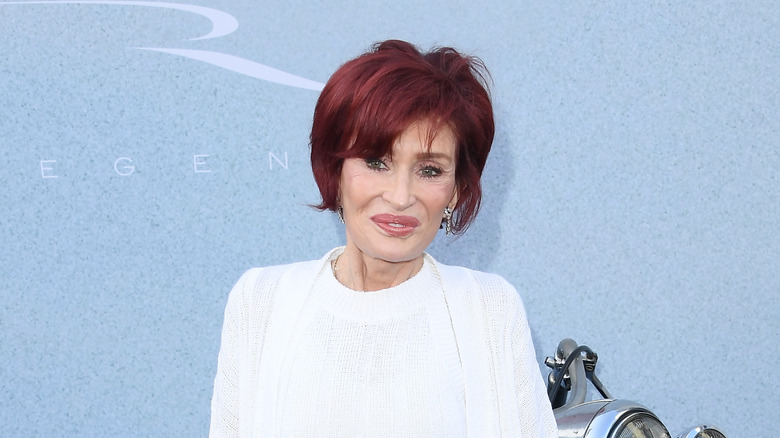 Sharon Osbourne posant devant une moto lors de la première de The Bikeriders en 2024