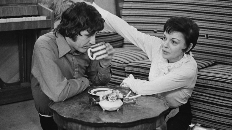 Mickey Deans et Judy Garland, assis et discutant