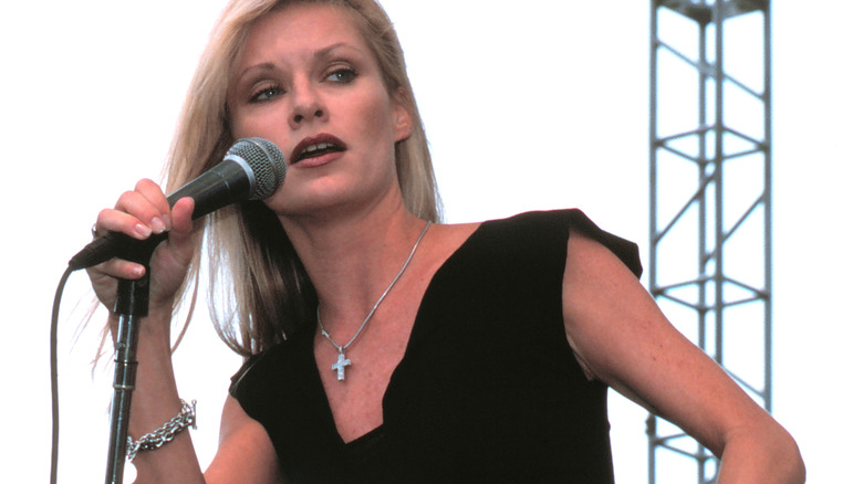 Shelby Lynne chantant sur une scène extérieure en 2001