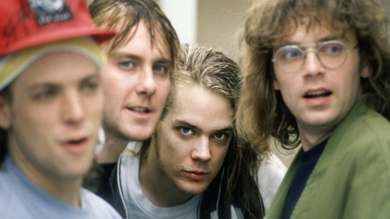 Photo du groupe Soul Asylum, floue mais avec Dave Pirner en point focal, regardant vers la caméra