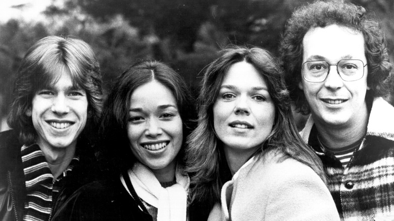 Photo en noir et blanc du Starland Vocal Band des années 1970, souriant