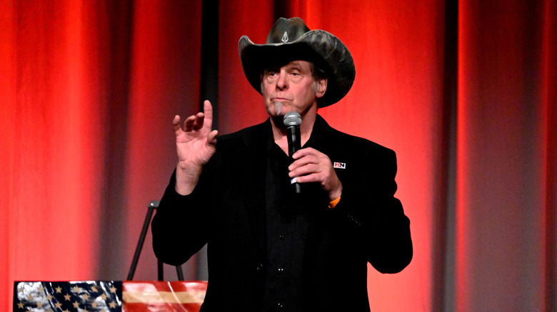 Ted Nugent en chapeau de cowboy sur scène