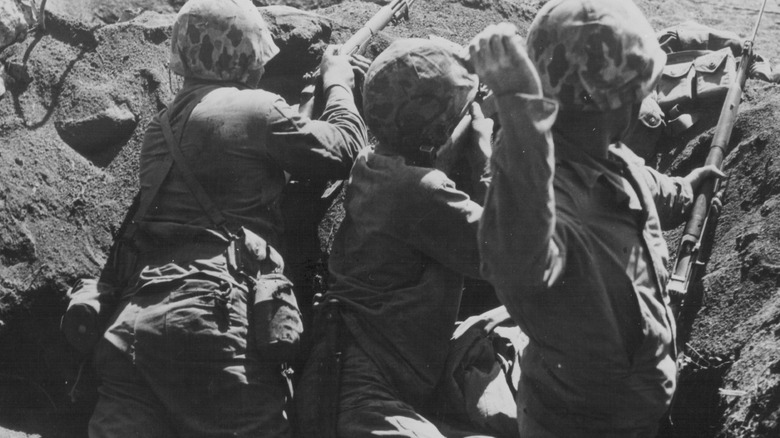 Troupes américaines dans un trou de tir sur Iwo Jima pendant la Seconde Guerre mondiale