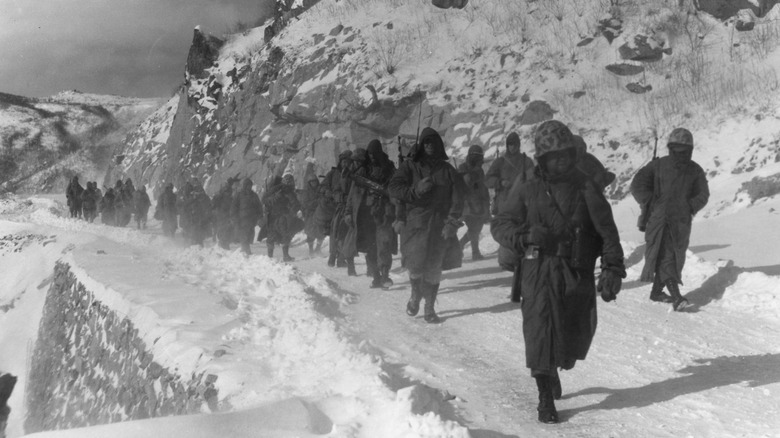 Soldats marchant pendant la bataille du réservoir de Chosin