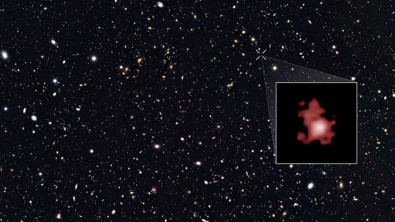 galaxie lointaine superposée depuis le télescope Hubble