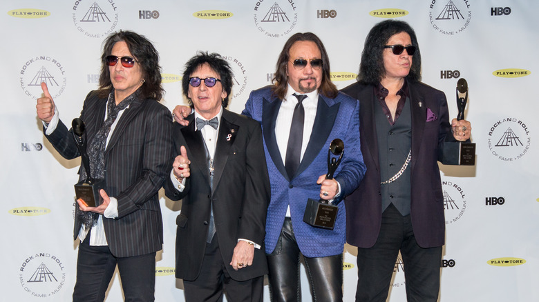 Paul Stanley, Peter Criss, Ace Frehley and Gene Simmons posant pour une photo au Rock and Roll Hall of Fame en 2014