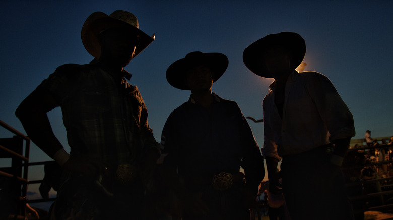 Trois agents en ombres avec des chapeaux de cowboy