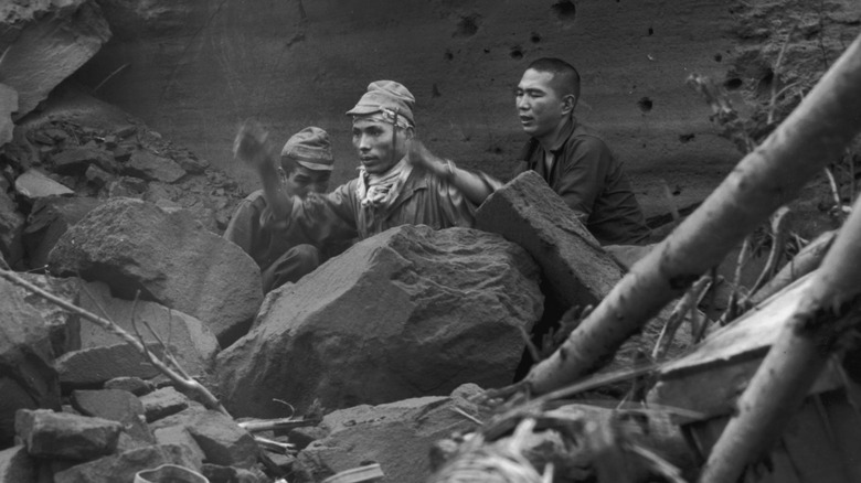 Soldats japonais sortant des tunnels pendant la bataille d'Iwo Jima