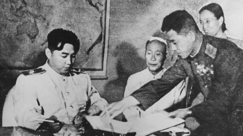 Kim Il Sung remettant l'armistice de 1953