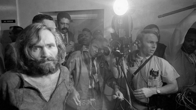 Charles Manson avec la presse et la sécurité