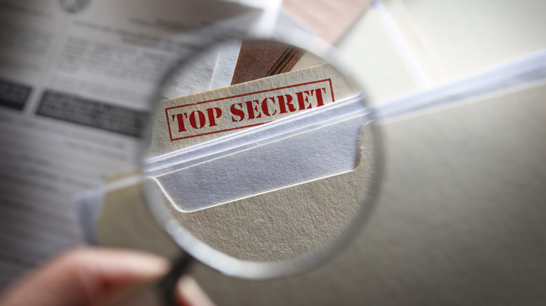 Loupe sur les mots top secret