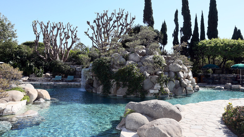 La piscine de la grotte du Playboy Mansion