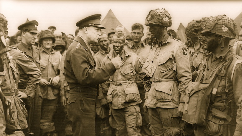 Le général Eisenhower salue les troupes de la 101e airborne avant le débarquement de D-Day