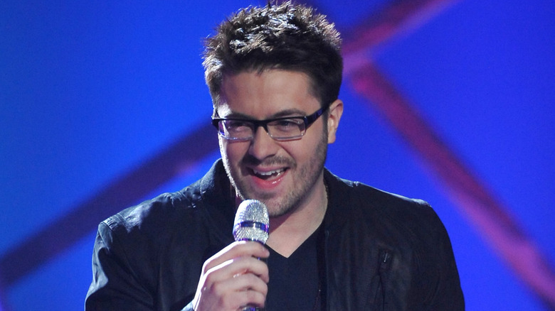 Danny Gokey chantant sur American Idol