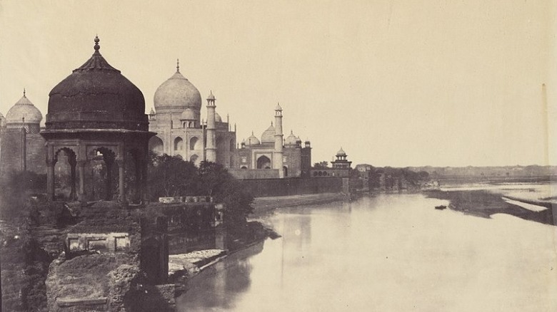 Ancienne photo du Taj Mahal sur la rivière