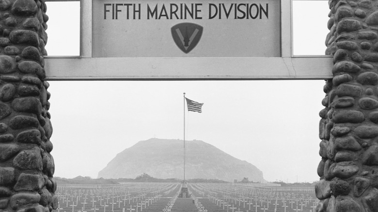 Entrée de la division des Marines au cimetière d'Iwo Jima