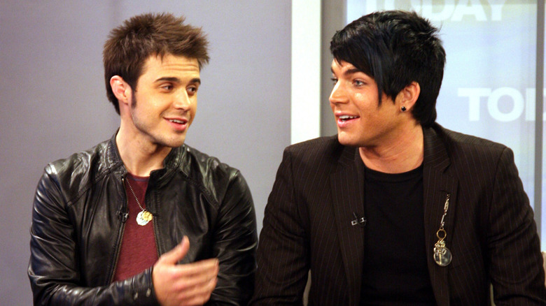 Kris Allen et Adam Lambert discutent