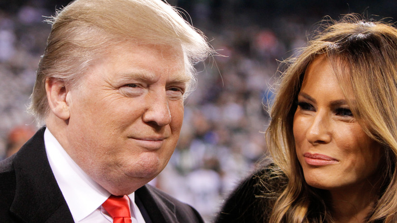 Melania Trump souriant à Donald Trump