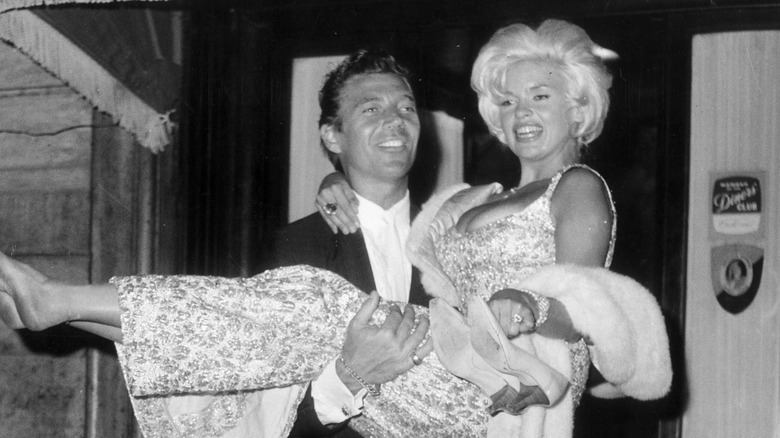 Mickey Hargitay portant Jayne Mansfield