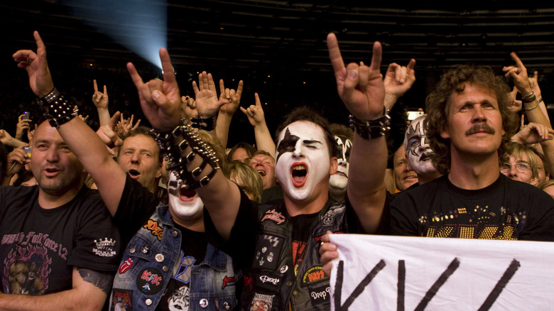 Fans de KISS s'éclatant lors d'un concert à Berlin en 2008