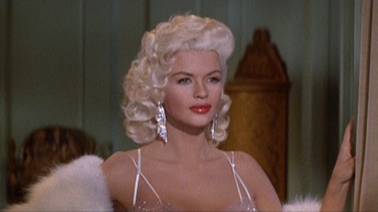 Jayne Mansfield posant dans une porte