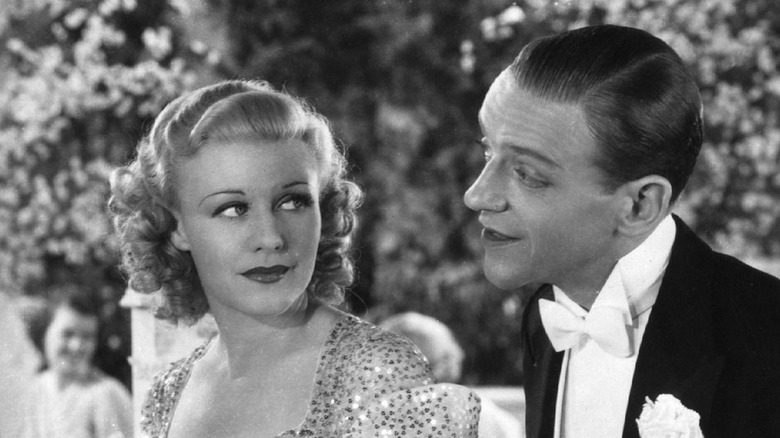 Fred Astaire et Ginger Rogers se regardant