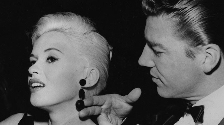 Mickey Hargitay touchant l'oreille de Jayne Mansfield