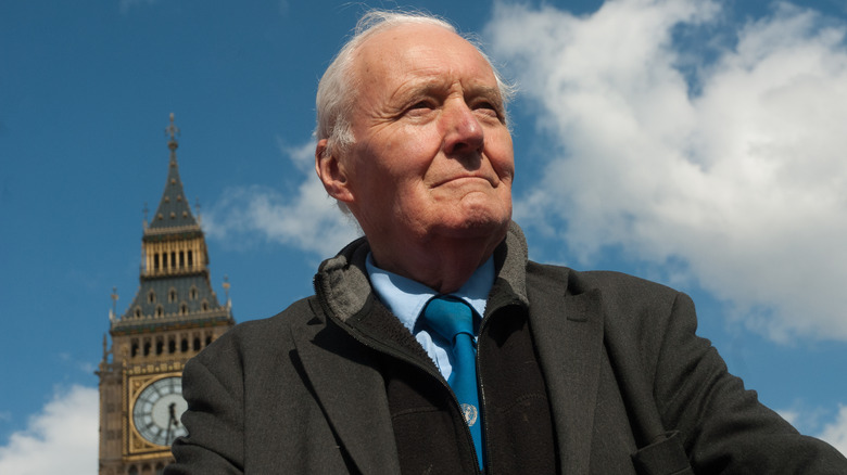 Tony Benn se tenant devant Big Ben