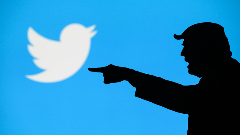 Silhouette de Donald Trump avec le logo Twitter