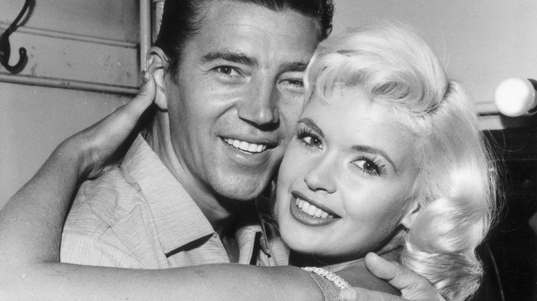 Mickey Hargitay et Jayne Mansfield, s'enlaçant