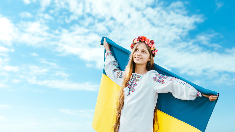 Enfant ukrainien avec le drapeau