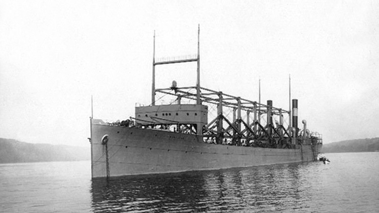 USS Cyclops sur l'eau