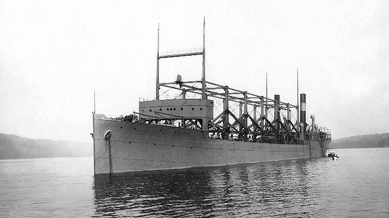 USS Cyclops sur l'eau