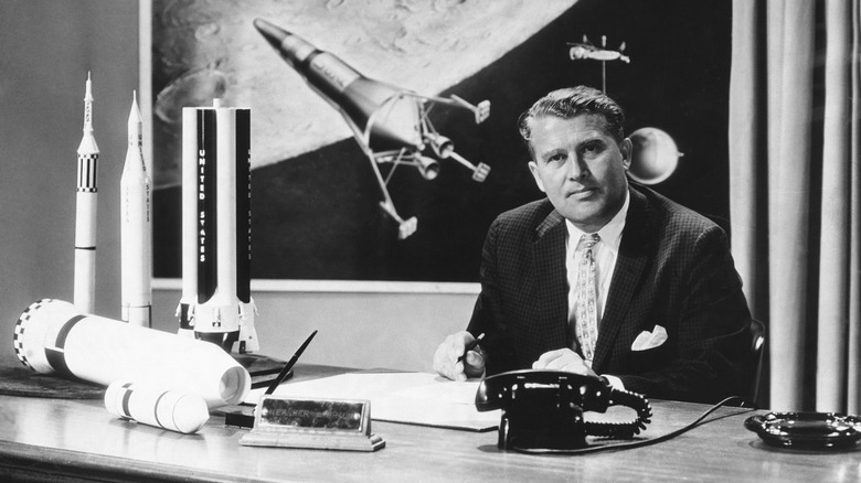 Wernher von Braun à son bureau