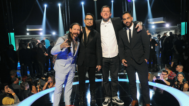 Dave Kruseman souriant avec les juges d'Ink Master