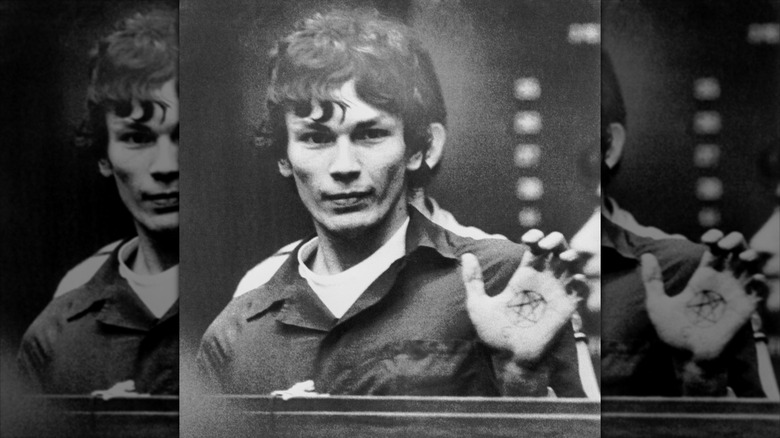 Richard Ramirez exposant un pentagramme lors de son procès