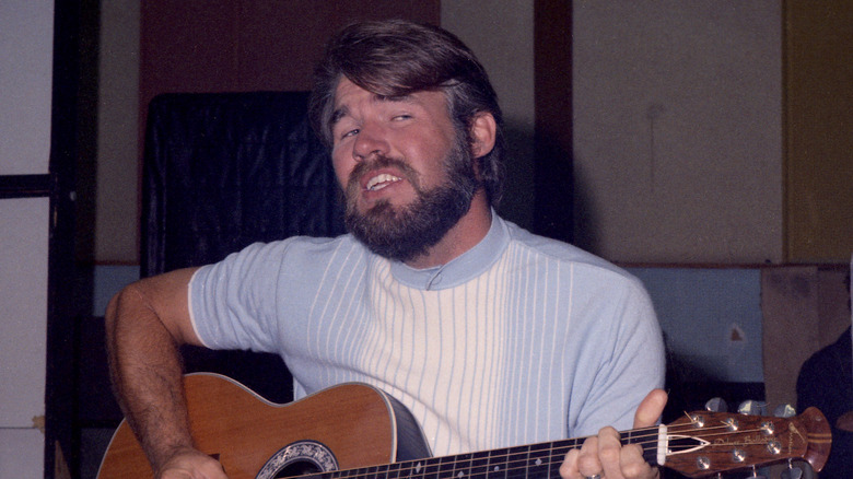 Kenny Rogers avec guitare