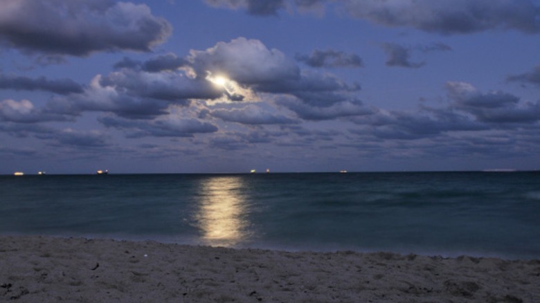 Lever de lune au-dessus de l'océan depuis Miami Beach