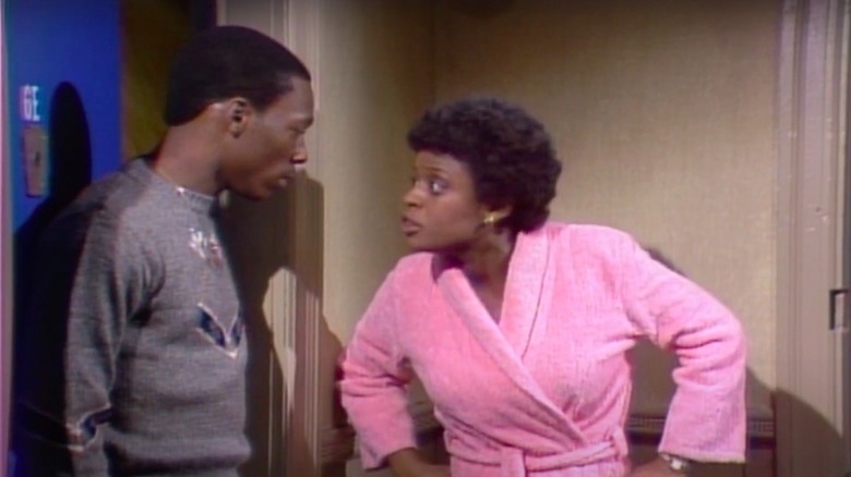 Eddie Murphy avec Yvonne Hudson dans un sketch de Saturday Night Live