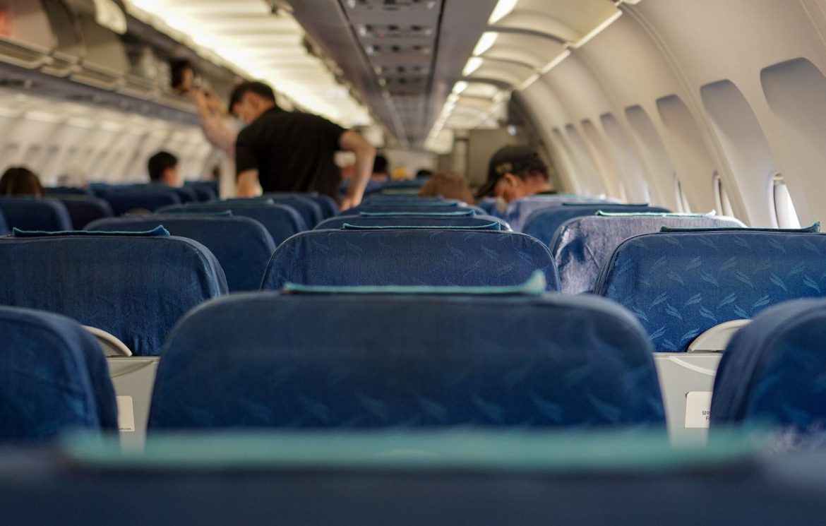 Des hôtesses de l'air scotchent la bouche d'une passagère en plein vol