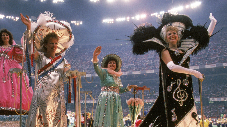 Femme en robes à l'hommage de la Nouvelle-Orléans lors du spectacle de mi-temps du Super Bowl de 1990