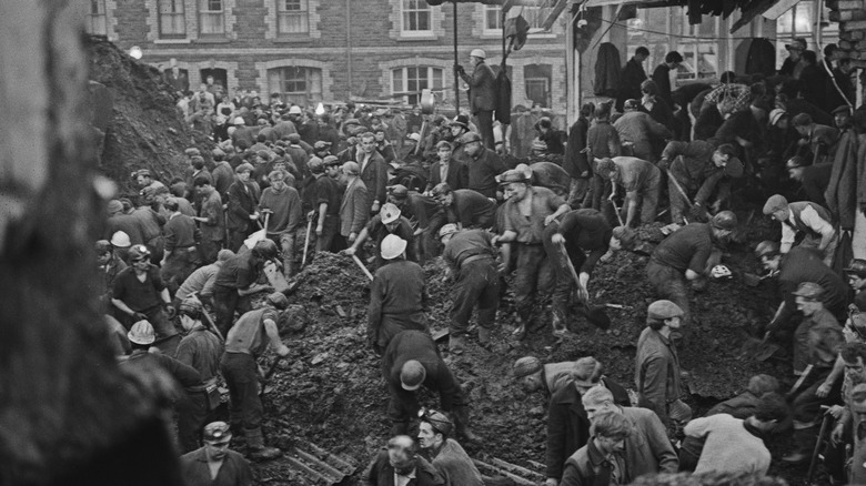 travailleurs de secours à Aberfan, au Pays de Galles